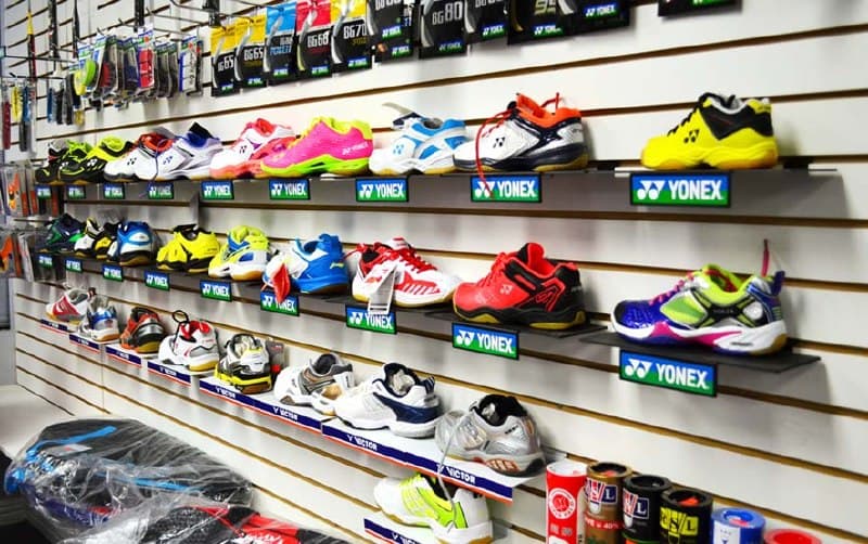 Markham Badminton 專業商店內的羽毛球鞋與裝備